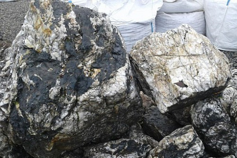 Kamenclub.ru: Черный гранит - кварцит фр. 500-1000 мм.  купить в Мариуполе гранит кварцит черный серый белый скальный колотый валун 9750 руб/т   фото КАМЕНЬ КЛУБ