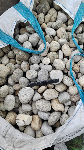 Kamenclub.ru: Галька речная окат (серо-белая) фр. 70-120 мм купить  в Мариуполе галька галечник бело-серая, серо-белая, серая, белая речная природная галька  8000 руб/т   фото КАМЕНЬ КЛУБ