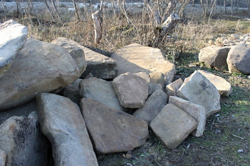 Kamenclub.ru: Песчаник плиты - плахи - пошаговые дорожки (фр. 70-150 мм)  купить в Мариуполе песчаник серый бежевый желтый зеленый колотый песчаник строительный 6500 руб/т   фото КАМЕНЬ КЛУБ