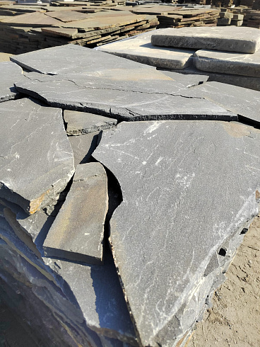 Kamenclub.ru: Песчаник пластушка светло-серый (3,0 см)  купить в Мариуполе песчаник светло-серый, серый песчаник рваный ландшафтный колотый 13800 руб/м3   фото КАМЕНЬ КЛУБ