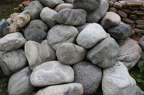 Kamenclub.ru: Речной валун Кабанчик фр.300-500 мм.  купить в Мариуполе крупный природный камень галька серый, темно-серый речной валун галечник масштабный 7000 руб/т   фото КАМЕНЬ КЛУБ