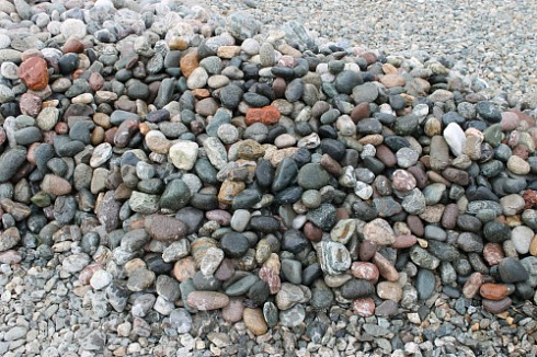 Kamenclub.ru: Галька окат (цветная картошка) фр. 50-100 мм. купить  в Мариуполе галька природная окатанная серый белый цветной синий темно-серый коричневый округлый галечник окатанный 6800 руб/т   фото КАМЕНЬ КЛУБ