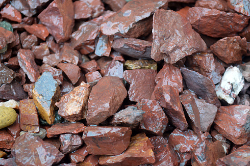 Kamenclub.ru: Щебень крошка красный (ЯШМА) фр. 10-20 мм.  купить в Мариуполе яшма красный, бордовый, оранжевый, рыжий декоративный каменный ландшафтный щебень колотый 9000 руб/т   фото КАМЕНЬ КЛУБ