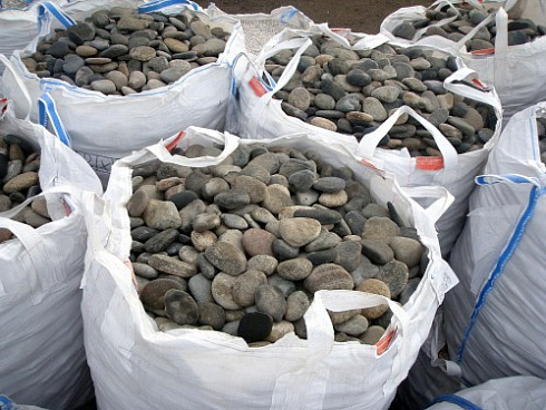 Kamenclub.ru: Галька речная плоская (ассорти) фр. 70-150 мм. купить  в Мариуполе галька галечник серый белый темно-серый синий светло-серый плоская природная галька  9000 руб/т   фото КАМЕНЬ КЛУБ