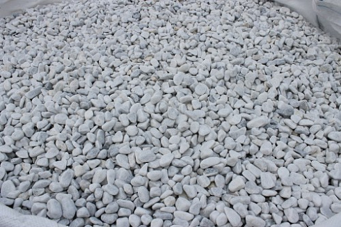 Kamenclub.ru: Мраморная крошка (щебень галтованный белый) фр.10-20 мм.  купить в Мариуполе мрамор белый, молочный, айвори окатанный округлый декоративный ландшафтный щебень 17000 руб/т   фото КАМЕНЬ КЛУБ