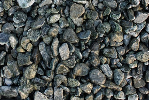 Kamenclub.ru: Щебень галтованный зеленый (змеевик) фр. 20-40 мм.  купить в Мариуполе мрамор зеленый, салатовый оголтованный щебень мраморный 12500 руб/т   фото КАМЕНЬ КЛУБ