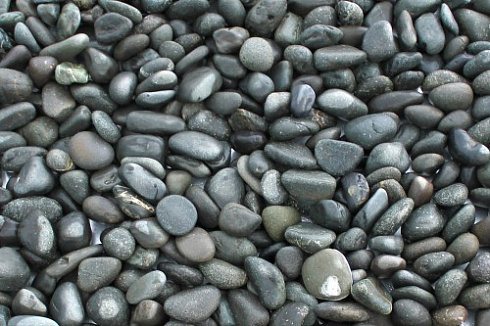 Kamenclub.ru: Галька речная окат (темно-серая) фр. 70-150 мм. купить  в Мариуполе галька речная темно-серая, синяя, серая речная галька округлая  8000 руб/т   фото КАМЕНЬ КЛУБ