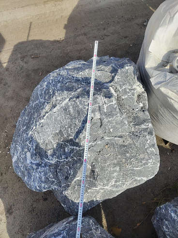 Kamenclub.ru: Черный мрамор скальник фр. 1000-1500 мм.  купить в Мариуполе мрамор черный белый серый крупный колотый валун ландшафтный 9000 руб/т   фото КАМЕНЬ КЛУБ