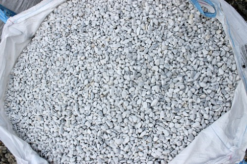 Kamenclub.ru: Мраморная крошка (щебень галтованный белый) фр.10-20 мм.  купить в Мариуполе мрамор белый, молочный, айвори окатанный округлый декоративный ландшафтный щебень 17000 руб/т   фото КАМЕНЬ КЛУБ