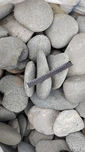 Kamenclub.ru: Галька речная плоская (темно-серая) фр. 70-150 мм. купить  в Мариуполе галечник природный темно-серый серый синий речная плоская природная окатанная  9000 руб/т   фото КАМЕНЬ КЛУБ