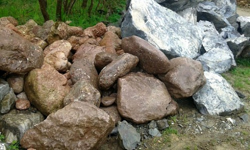 Kamenclub.ru: Конгломераты фр. 300-1000 мм.  купить в Мариуполе кварц мрамор диабаз коричневый, серый зеленоватый речной валун крупный 6500 руб/т   фото КАМЕНЬ КЛУБ