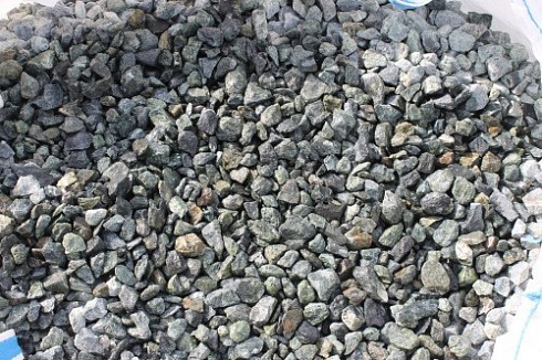 Kamenclub.ru: Щебень крошка зеленый (змеевик) фр. 20-40 мм.  купить в Мариуполе мрамор зеленый, салатовый ландшафтная мраморная крошка 8500 руб/т   фото КАМЕНЬ КЛУБ