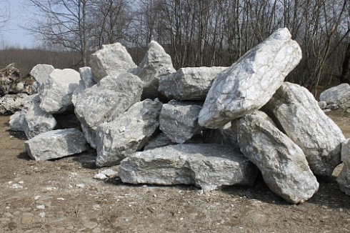 Kamenclub.ru: Мраморизированный известняк фр.500-1500 мм.  купить в Мариуполе    10000 руб/т   фото КАМЕНЬ КЛУБ