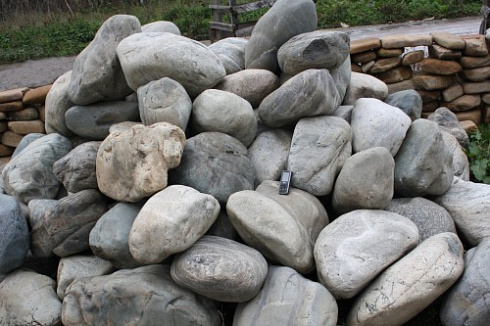 Kamenclub.ru: Речной валун Кабанчик фр.300-500 мм.  купить в Мариуполе крупный природный камень галька серый, темно-серый речной валун галечник масштабный 7000 руб/т   фото КАМЕНЬ КЛУБ