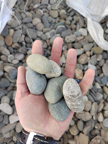 Kamenclub.ru: Галька речная окат (пестрая) фр. 20-40 мм. купить  в Мариуполе галька речная пестрая, серая, серые оттенки галька речная окатанная округлая 5000 руб/т   фото КАМЕНЬ КЛУБ