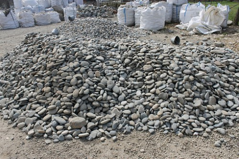 Kamenclub.ru: Галька речная плоская (ассорти) фр. 70-150 мм. купить  в Мариуполе галька галечник серый белый темно-серый синий светло-серый плоская природная галька  9000 руб/т   фото КАМЕНЬ КЛУБ