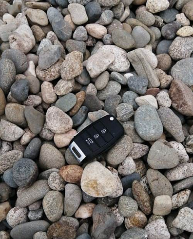 Kamenclub.ru: Галька горная речная окат (цветная) фр. 20-40 мм. купить  в Мариуполе галька речная серый синий бежевый белый окатанная речная галька ландшафтная 6800 руб/т   фото КАМЕНЬ КЛУБ