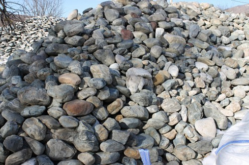 Kamenclub.ru: Ландшафтные валунчики фр.100-500 мм.  купить в Мариуполе крупный природный камень серый, темно-серый, светло-серый речной валун крупный 4800 руб/т   фото КАМЕНЬ КЛУБ