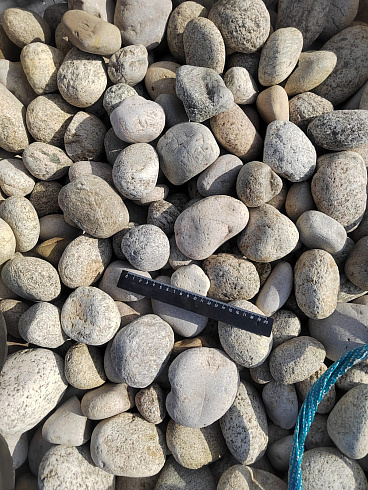 Kamenclub.ru: Галька речная окат (серо-белая) фр. 70-120 мм купить  в Мариуполе галька галечник бело-серая, серо-белая, серая, белая речная природная галька  8000 руб/т   фото КАМЕНЬ КЛУБ