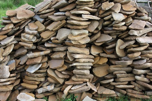 Kamenclub.ru: Песчаник колотый для облицовки (фр. 2-3 см)  купить в Мариуполе песчаник бежевый серый рыжий песчаник строительный 5000 руб/т   фото КАМЕНЬ КЛУБ