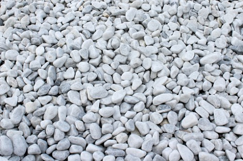 Kamenclub.ru: Мраморная крошка (щебень галтованный белый) фр.40-70 мм.  купить в Мариуполе мрамор белый молочный айвори окатанный округлый природный камень 17000 руб/т   фото КАМЕНЬ КЛУБ