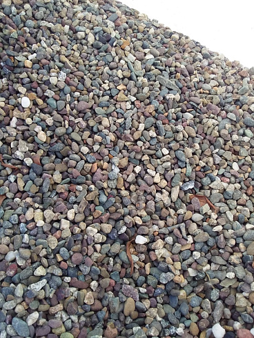 Kamenclub.ru: Галька речная окат цветная фр.5-10 мм. купить  в Мариуполе галька речная белый, серый, красноватый, синий, темно-серый речная окатанная галька декоративная 6800 руб/т   фото КАМЕНЬ КЛУБ
