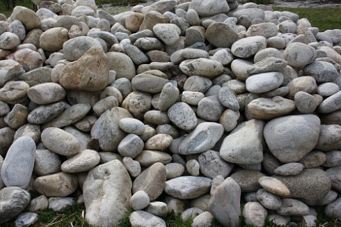 Kamenclub.ru: Бело-серый валунчик фр.100-300 мм.  купить в Мариуполе крупный камень для ландшафта серый, белый бело-серый валун крупная галька 4500 руб/т   фото КАМЕНЬ КЛУБ