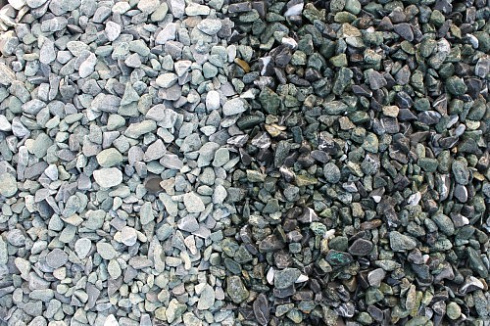 Kamenclub.ru: Мраморная крошка (щебень галтованный микс:зеленый-черный) фр.10-20 мм.  купить в Мариуполе мрамор зеленый, черный декоративные ландшафтные окатанные округлые камни щебня 14500 руб/т   фото КАМЕНЬ КЛУБ