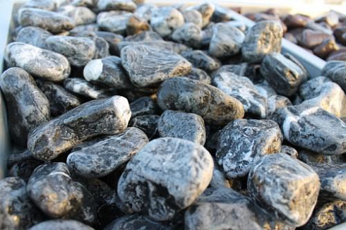 Kamenclub.ru: Щебень галтованный черный (мрамор) фр.20-40 мм.  купить в Мариуполе мрамор черный с белыми прожилками мрамор окатанный округлый 15000 руб/т   фото КАМЕНЬ КЛУБ