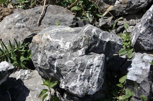 Kamenclub.ru: Черный мрамор скальник фр. 1000-1500 мм.  купить в Мариуполе мрамор черный белый серый крупный колотый валун ландшафтный 9000 руб/т   фото КАМЕНЬ КЛУБ