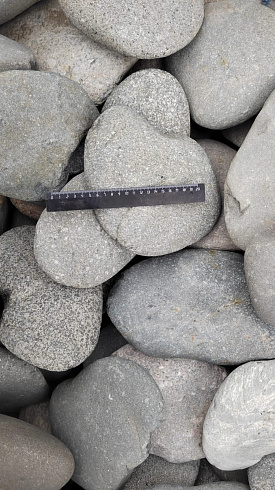 Kamenclub.ru: Галька речная плоская (темно-серая) фр. 70-150 мм. купить  в Мариуполе галечник природный темно-серый серый синий речная плоская природная окатанная  9000 руб/т   фото КАМЕНЬ КЛУБ