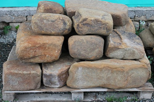 Kamenclub.ru: Песчаник для строительства и кладки (фр. 200-400 мм)  купить в Мариуполе песчаник бежевый серый рыжий желтый блоки для строительства из песчаника 6500 руб/т   фото КАМЕНЬ КЛУБ