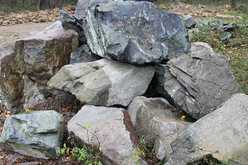 Kamenclub.ru: Змеевик скальник фр. 500-1500 мм.  купить в Мариуполе змеевик зеленый серый черный глыба скальная колотая 7500 руб/т   фото КАМЕНЬ КЛУБ