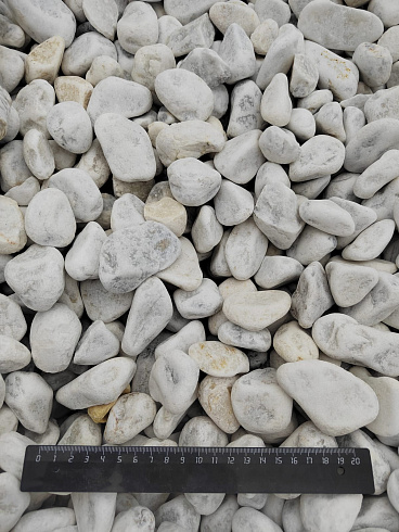 Kamenclub.ru: Мраморная крошка (щебень галтованный белый) фр.40-70 мм.  купить в Мариуполе мрамор белый молочный айвори окатанный округлый природный камень 17000 руб/т   фото КАМЕНЬ КЛУБ