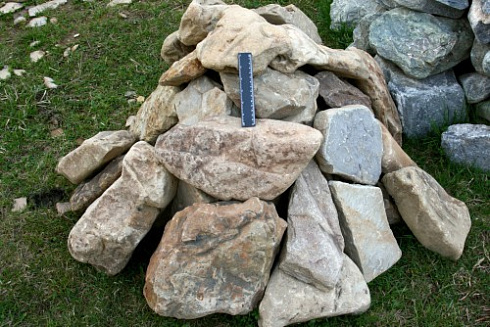 Kamenclub.ru: Песчаник декоративный ландшафтный (фр. 300-500 мм)  купить в Мариуполе песчаник желтый рыжий серый зеленый валун речной окатанный природный песчаника 4 500 руб/т   фото КАМЕНЬ КЛУБ