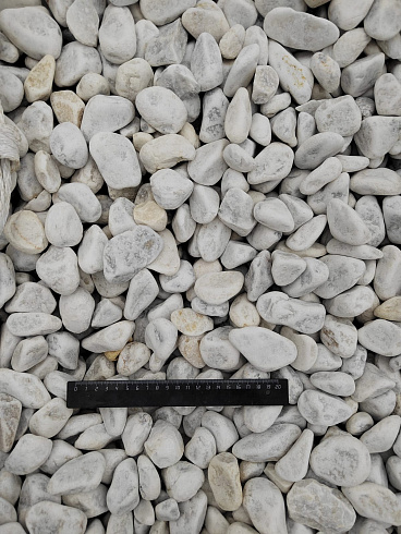 Kamenclub.ru: Мраморная крошка (щебень галтованный белый) фр.40-70 мм.  купить в Мариуполе мрамор белый молочный айвори окатанный округлый природный камень 17000 руб/т   фото КАМЕНЬ КЛУБ