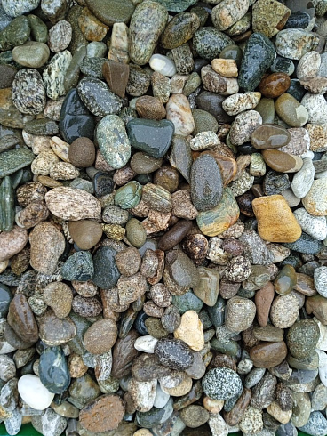 Kamenclub.ru: Галька горная речная окат (цветная) фр. 20-40 мм. купить  в Мариуполе галька речная серый синий бежевый белый окатанная речная галька ландшафтная 6800 руб/т   фото КАМЕНЬ КЛУБ