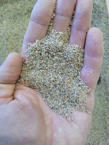 Кварцевый песок для площадок фр. 0,6-1,2 мм.  купить в Мариуполе фото Камень Клуб