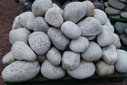 Kamenclub.ru: Бело-серый валунчик фр.100-300 мм.  купить в Мариуполе крупный камень для ландшафта серый, белый бело-серый валун крупная галька 4500 руб/т   фото КАМЕНЬ КЛУБ