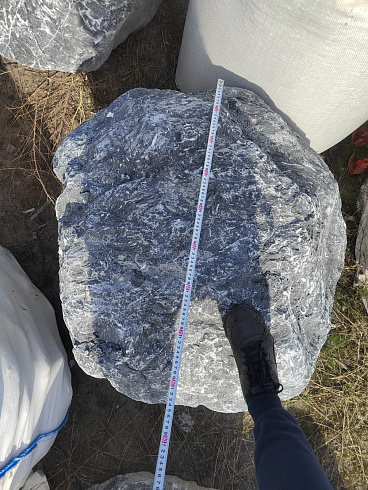 Kamenclub.ru: Черный мрамор скальник фр. 1000-1500 мм.  купить в Мариуполе мрамор черный белый серый крупный колотый валун ландшафтный 9000 руб/т   фото КАМЕНЬ КЛУБ