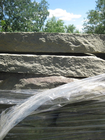 Kamenclub.ru: Песчаник пластушка серо-зеленый (1,5 см)  купить в Мариуполе плитняк - пластушка серо-зеленый, серый, зеленый пластушка рваная ландшафтная колотая 10200 руб/м3   фото КАМЕНЬ КЛУБ