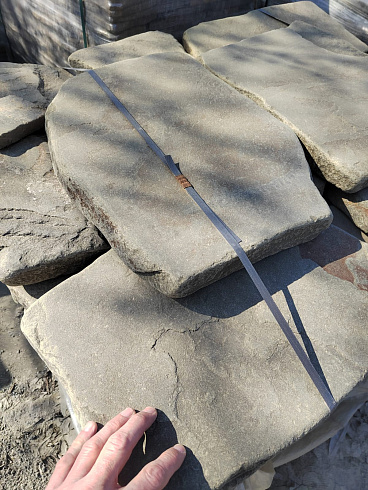 Kamenclub.ru: Песчаник пластушка светло-серый (3,0 см)  купить в Мариуполе песчаник светло-серый, серый песчаник рваный ландшафтный колотый 13800 руб/м3   фото КАМЕНЬ КЛУБ