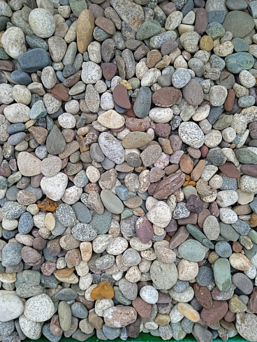 Kamenclub.ru: Галька горная речная окат (цветная) фр. 20-40 мм. купить  в Мариуполе галька речная серый синий бежевый белый окатанная речная галька ландшафтная 6800 руб/т   фото КАМЕНЬ КЛУБ