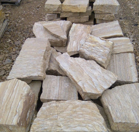 Kamenclub.ru: Песчаник пластушка желтый с рисунком (7-15 см)  купить в Мариуполе плитняк - пластушка - бут желтый песчаник 10200 руб/м3   фото КАМЕНЬ КЛУБ