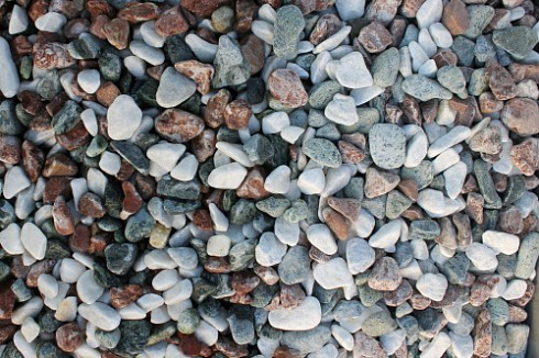 Kamenclub.ru: Мраморная крошка (щебень галтованный микс:белый-зеленый-розовый) фр.20-40 мм.  купить в Мариуполе мрамор белый, зеленый, розовый мрамор декоративный (галтовка) 15500 руб/т   фото КАМЕНЬ КЛУБ