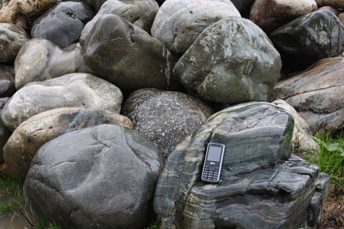 Kamenclub.ru: Речной валун Кабанчик фр.300-500 мм.  купить в Мариуполе крупный природный камень галька серый, темно-серый речной валун галечник масштабный 7000 руб/т   фото КАМЕНЬ КЛУБ