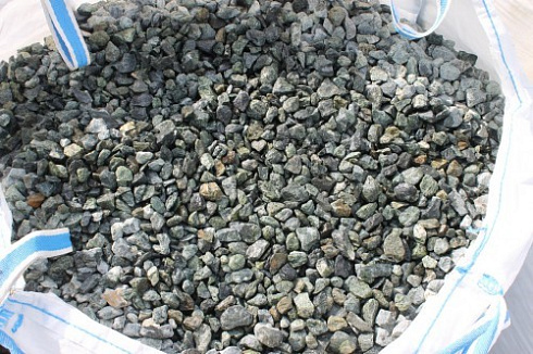 Kamenclub.ru: Щебень крошка зеленый (змеевик) фр. 20-40 мм.  купить в Мариуполе мрамор зеленый, салатовый ландшафтная мраморная крошка 8500 руб/т   фото КАМЕНЬ КЛУБ