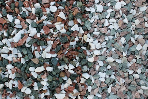 Kamenclub.ru: Мраморная крошка (щебень крошка микс: белый-зеленый-розовый) фр. 10-20 мм.  купить в Мариуполе мрамор белый, зеленый, розовый декоративный ландшафтный колотый щебень 12000 руб/т   фото КАМЕНЬ КЛУБ