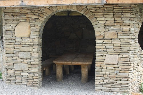 Kamenclub.ru: Песчаник для строительства и кладки блочный (фр 100-200 мм)  купить в Мариуполе песчаник бежевый серый рыжий валун мелкий для строительства песчаник 6500 руб/т   фото КАМЕНЬ КЛУБ