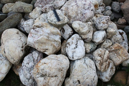 Kamenclub.ru: Кварцевый валунчик фр.100-300 мм.  купить в Мариуполе кварц белый, бежевый молочный рыжий крупный природный камень галечник 7850 руб/т   фото КАМЕНЬ КЛУБ